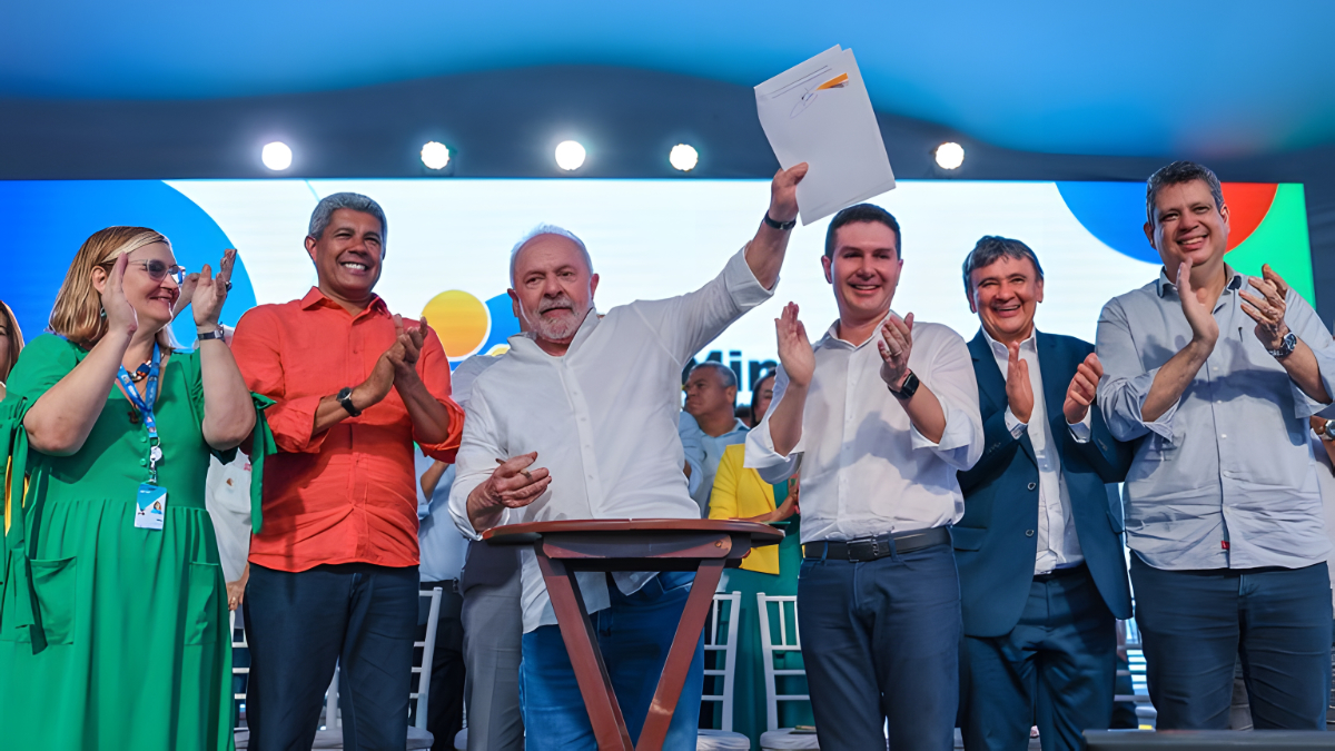 Presidente lula assinando a MP para retomar o Minha Casa, Minha Vida